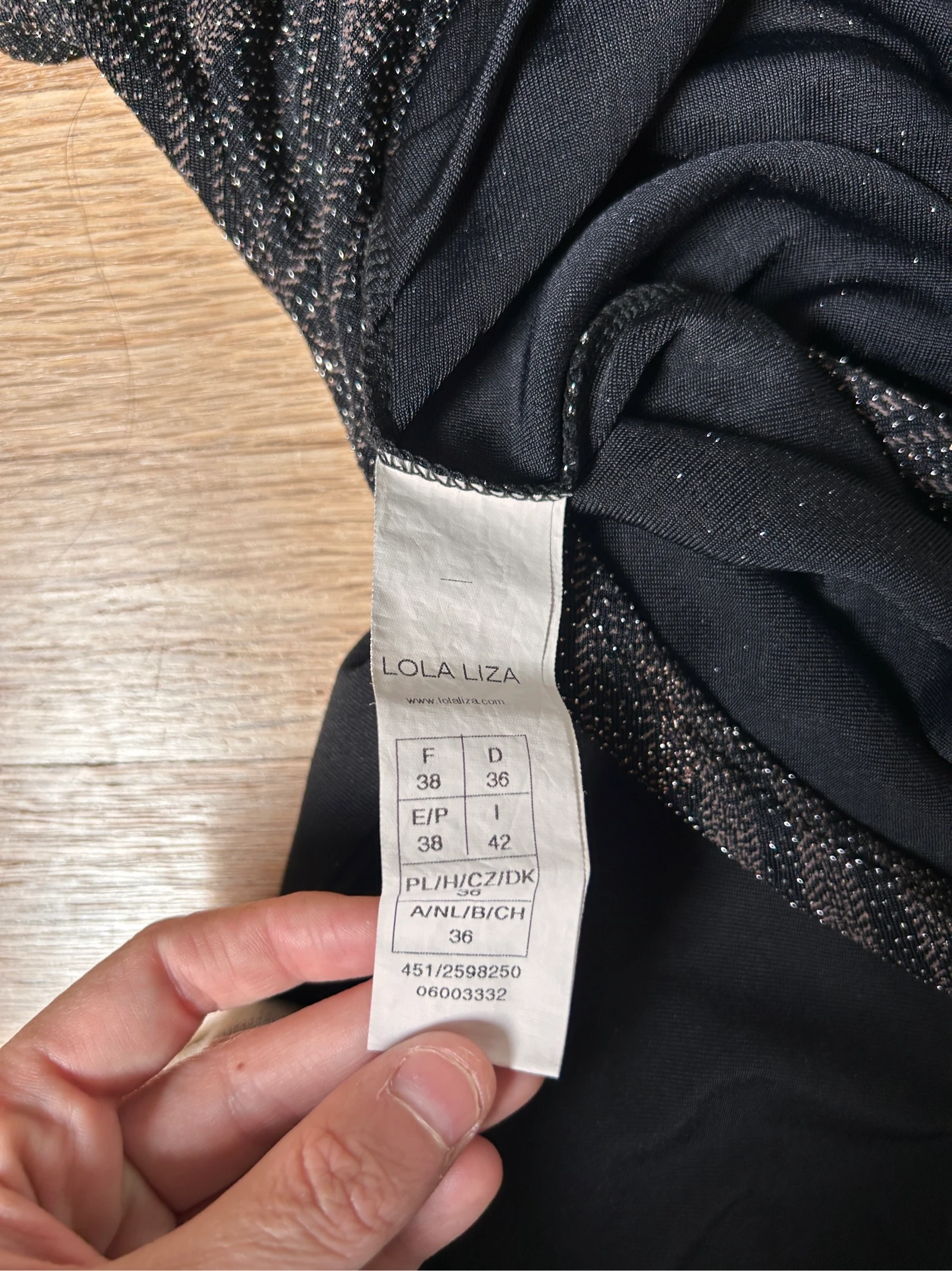 Jumpsuit preto festivo com decote em V e brilhos – photo 7